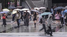 雨區擴大　5/6天氣回穩（1）中央氣象署5日傍晚更新大雨特報，雨區擴大，新北、竹苗等8縣市防局部大雨，6日白天起天氣逐漸穩定。圖為民眾下午在台北市中山南西商圈撐傘逛街。中央社記者裴禛攝　115年5月5日
