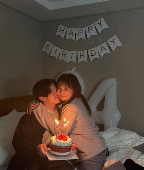 竇裕勝在貼文中寫下,這段感情讓他留下深刻回憶,不僅第一次在海外慶生、第一次看到雪,也第一次感受到「原來自己可以這麼幸運,有一個這麼棒的人陪在身邊」(圖/翻攝自竇IG)