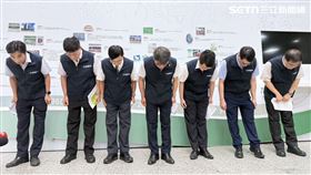 中華郵政副總經理蔡文慶率高層道歉。（圖／記者李育道攝影）