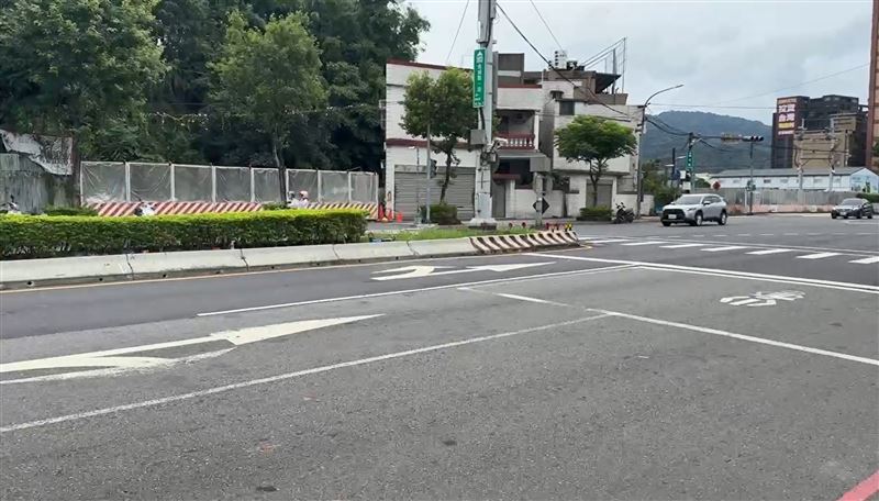 警方開槍的路口。(圖/翻攝畫面)