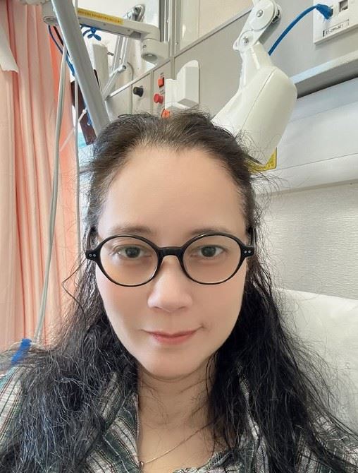 此次發文中,鄭艷麗強調「真的是很辛苦啊!我快被房屋署逼得發瘋了!沒有地方可以求助,如果我真的死了,一定是被他們逼死的」,情緒明顯相當崩潰。(圖/翻攝自鄭艷麗IG)