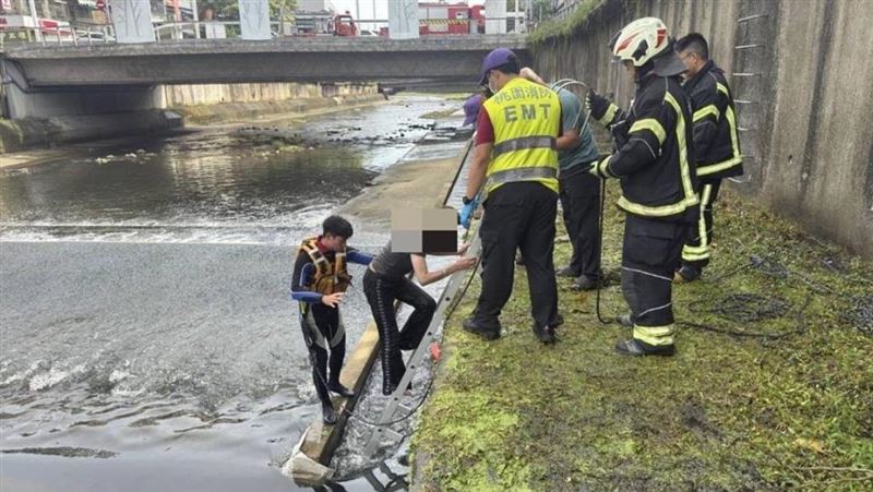 桃園女漂溪裡嚇壞路人!她:天熱泡水消暑