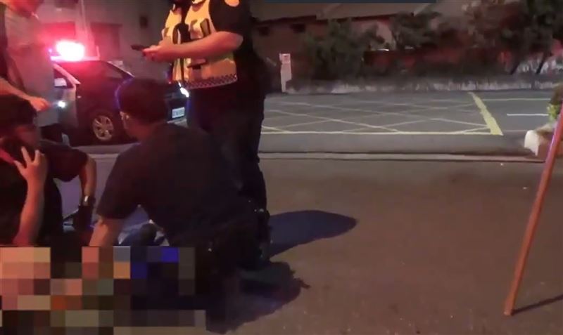 嘉義劉男毒駕肇事逃逸,被抓包身分情緒失控,遭警方壓制上銬,身上並搜出毒品咖啡包。(圖/翻攝畫面)