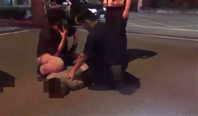 嘉義劉男毒駕肇事逃逸，被抓包身分情緒失控，遭警方壓制上銬，身上並搜出毒品咖啡包。（圖／翻攝畫面）