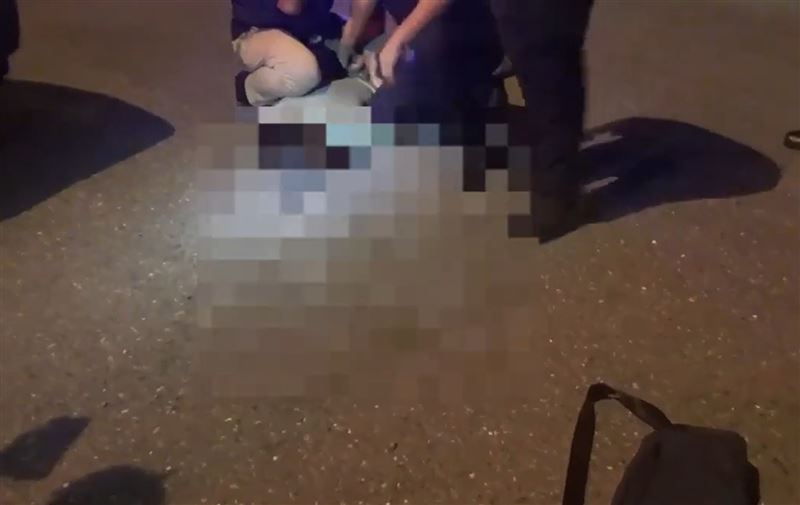 嘉義劉男毒駕肇事逃逸,被抓包身分情緒失控,遭警方壓制上銬,身上並搜出毒品咖啡包。(圖/翻攝畫面)