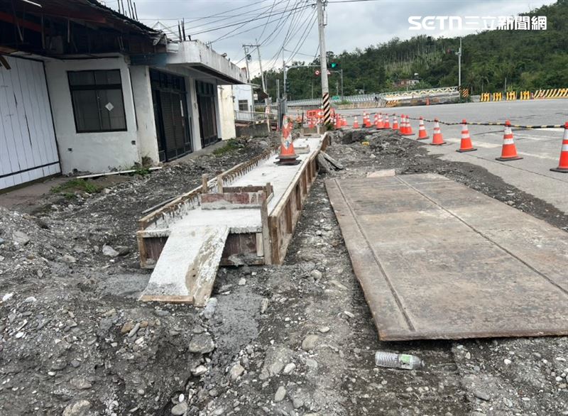 花蓮台九線安通段拓寬工程挖斷排水!住戶怒控:老家恐成淹水戶。(圖/記者呂彥攝影)