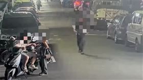 台北市萬華區昨（6日）晚間發生一起恐怖持刀事件，一名男子誤認情侶檔吵架持刀上前制止。（圖／翻攝畫面）