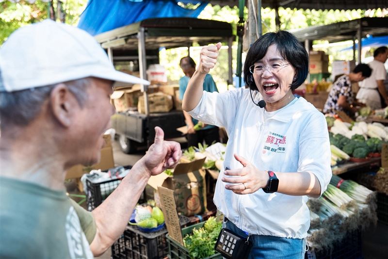 民進黨新北市長參選人蘇巧慧今(7)日赴永和區老人會桌球比賽、福和橋觀光市集。(圖/蘇巧慧辦公室提供)