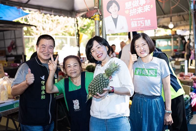 民進黨新北市長參選人蘇巧慧今(7)日赴永和區老人會桌球比賽、福和橋觀光市集。(圖/蘇巧慧辦公室提供)
