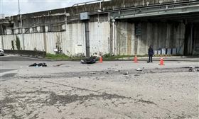 高雄楠梓區鳳楠路、楠興東路口，發生一起死亡車禍，23歲印尼籍男子傷重不治。（圖／翻攝畫面）