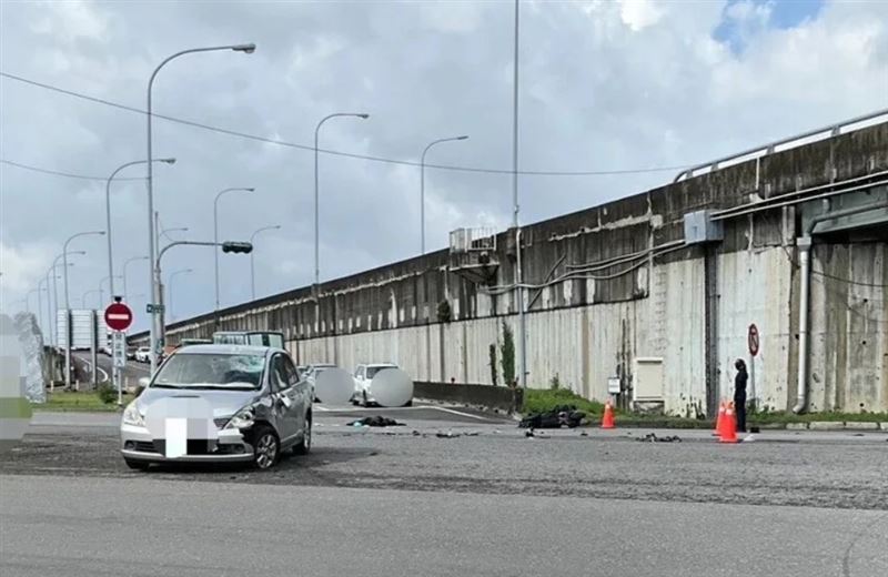 高雄楠梓區鳳楠路、楠興東路口,發生一起死亡車禍,23歲印尼籍男子傷重不治。(圖/翻攝畫面)