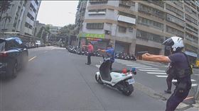警方開槍圍捕。（圖／翻攝畫面）