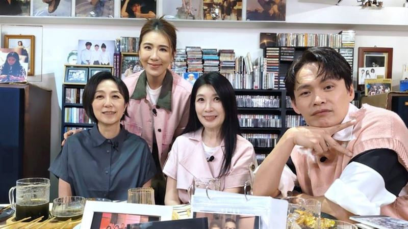 黃韻玲（左起）、小禎、黃嘉千、黃鐙輝