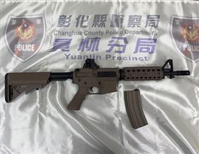 少年演唱會喊我要看王識賢　手竟拿1長槍(圖/翻攝畫面)
