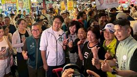 沈伯洋赴萬華區的夜市掃街拜票，並與眾人合影。（圖／翻攝自張銘祐臉書）