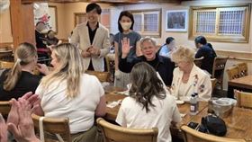 輝達執行長黃仁勳與妻子、長女黃敏珊等共7名家人，一同造訪位於首爾鐘路區的知名蔘雞湯名店。（圖／翻攝自X平台）