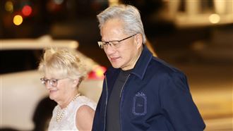 黃仁勳當眾深情吻老婆　40年初戀故事被挖
