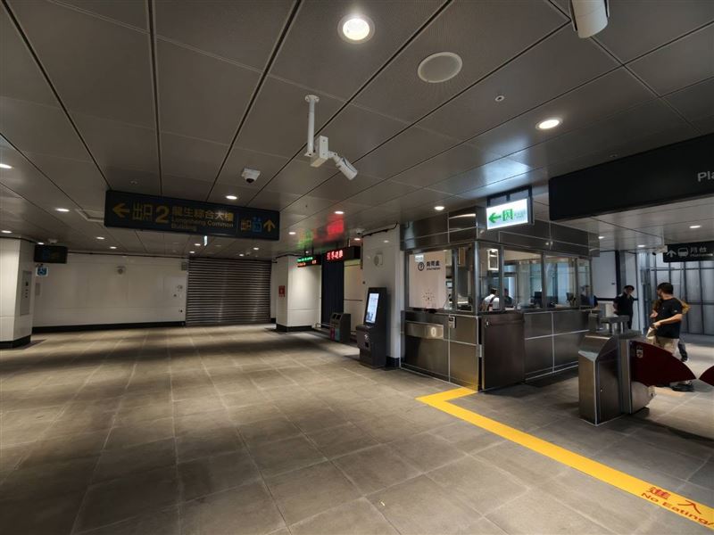過去前往西側方向的旅客,必須先出站後步行至路口等待號誌,再穿越車流量大的復興南路(圖/台北捷運提供)