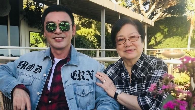 鍾鎮濤101歲母離世 他曬合照悲痛發聲了