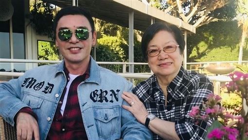 鍾鎮濤101歲母離世　他曬合照悲痛發聲了