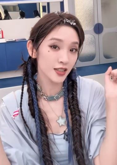 此外，隊長唐藝昕（圖）為了舞台全力以赴，表演時甚至跳到辮子斷裂仍渾然不覺，可見投入程度相當驚人。（圖／翻攝自江語晨IG）