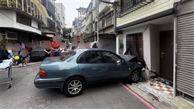 台北市中正區重慶南路三段今（7日）一名80多歲老翁駕駛小客車衝撞進巷弄民宅內。（圖／翻攝畫面）