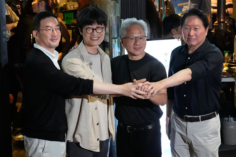 輝達執行長黃仁勳訪韓行程滿檔,不只和科技巨頭們見面,7日還要親自站上韓職職棒投手丘替斗山熊開球。(圖/美聯社/達志影像)