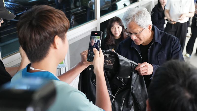 黃仁勳又手刀衝網咖 傍晚為斗山熊開球