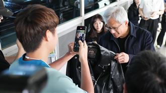 黃仁勳又手刀衝網咖　傍晚為斗山熊開球