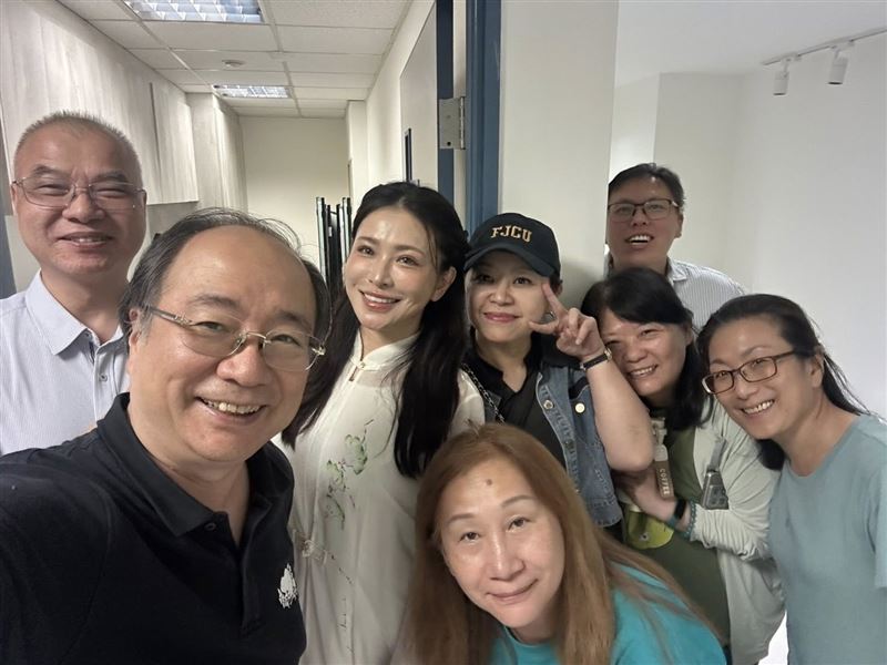 德馨也特別提到自己的信仰力量,感恩九天玄女娘娘一路護持,以及眾多師長與貴人的鼓勵,陪伴她走過求學路上的挑戰。(圖/翻攝自德馨FB)