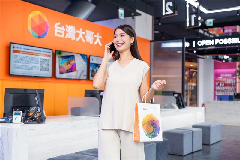 畢業季與暑假將至,台灣大哥大整合資費與裝置方案,推出包含Mac、iPad、運動相機、藍牙音響與電競設備等多項優惠。(圖/台灣大哥大提供)