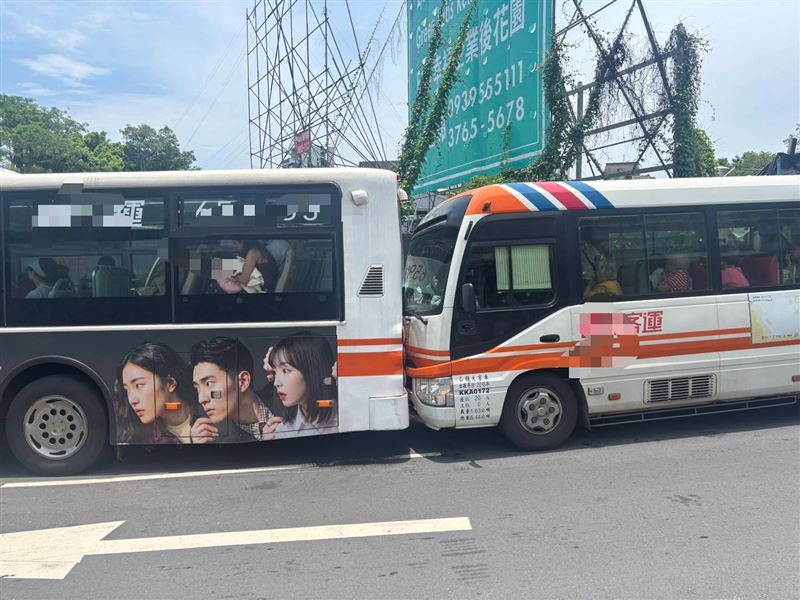 台北市士林區今(7日)中午發生一起公車、小巴士追撞車禍,一共造成8人受傷。(圖/翻攝畫面)
