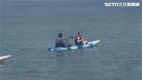 美琴與帛琉總統惠恕仁在洛克群島泛舟，惠恕仁還帶蕭美琴到他私藏的景點一覽秘境風光！（圖／記者黎冠志攝影）