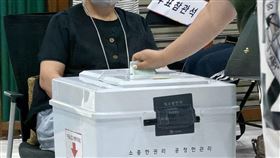 韓國地方選舉爆爭議　14處投票所選票用紙不足韓國地方選舉3日登場，不過爆出首爾有部分選區發生投票用紙不足爭議，共有14處投票所發生這個狀況，超過晚間9時還有地方尚未投完票。圖為首爾一處投票所。中央社記者楊啟芳首爾攝　115年6月3日