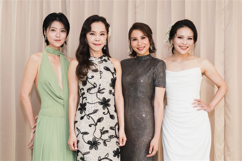 曹雅雯(左起)、彭佳慧、林凡、周蕙出席「但願人長久」鄧麗君經典回聲音樂會。(圖/阿爾發音樂提供)