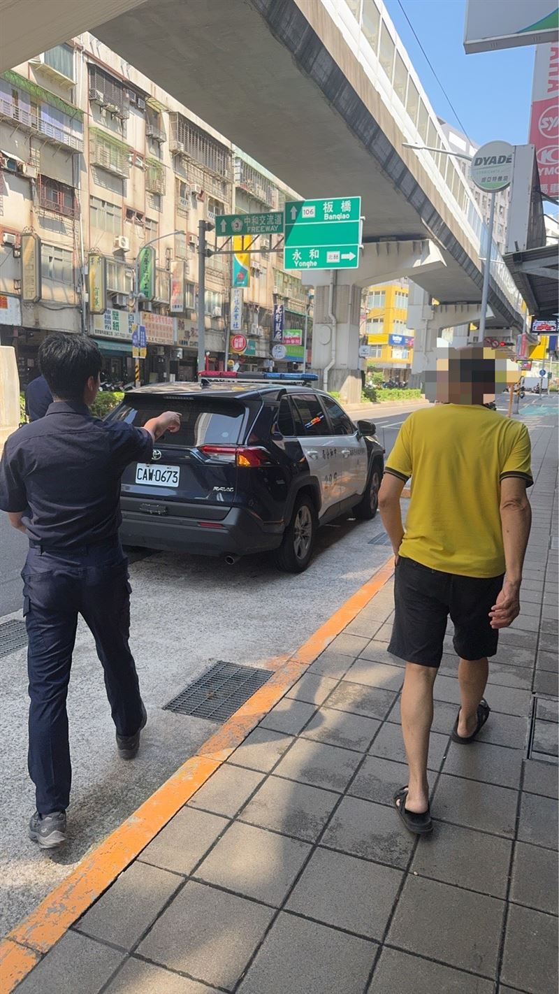 警方準備將呂翁帶回派出所。（圖／翻攝畫面）