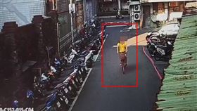 檢舉達人的單車被呂翁騎走。（圖／翻攝畫面）
