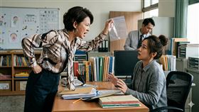 家長因為小孩乳牙掉，氣得衝到學校與老師理論。（圖／AI生成）