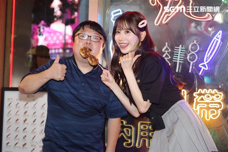 名取久留美（Natori Kurumi）來台擔任一日店長，親自餵粉絲吃串燒。（圖／記者鄭孟晃攝影）