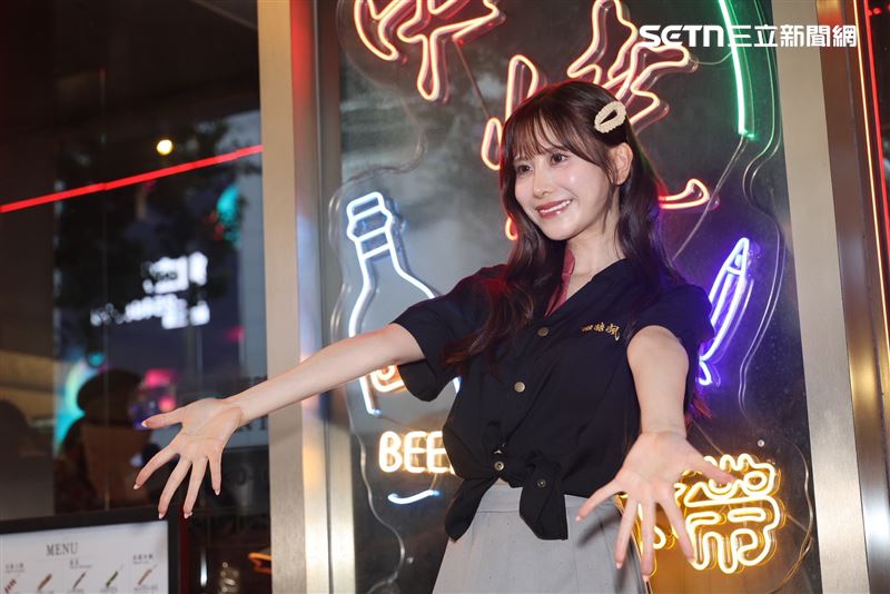 日本賽車皇后名取久留美（Natori Kurumi）來台擔任串燒店一日店長。（圖／記者鄭孟晃攝影）