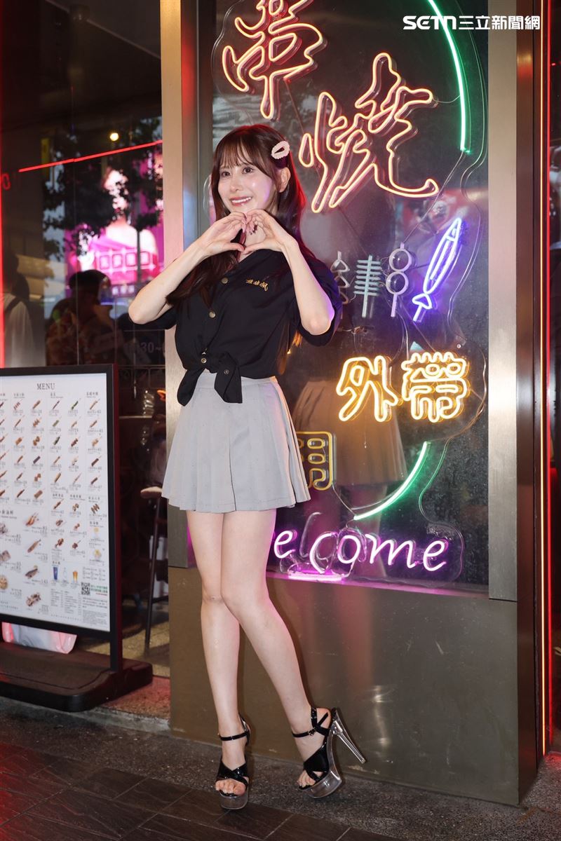 日本賽車皇后名取久留美（Natori Kurumi）來台擔任串燒店一日店長。（圖／記者鄭孟晃攝影）