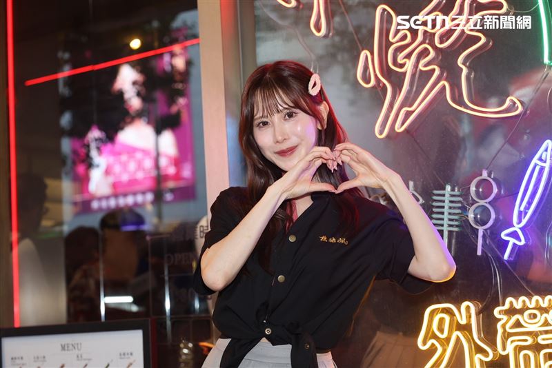 日本賽車皇后名取久留美（Natori Kurumi）來台擔任串燒店一日店長。（圖／記者鄭孟晃攝影）