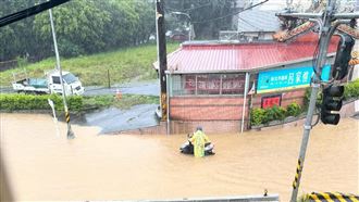暴雨狂炸！新北市水淹過膝　機車族困水中
