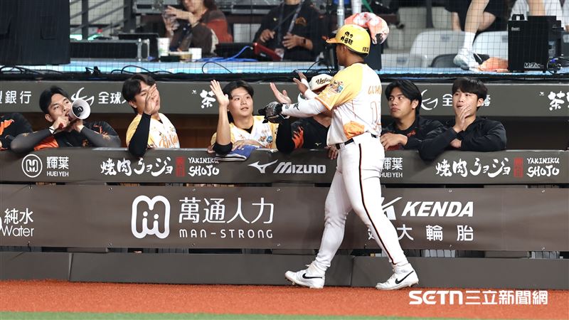 統一獅右外野手邱智呈靠蘇智傑的內野滾地球跑回第1分。(圖/記者劉彥池攝影)