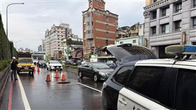 台北市大同區環河北路一段有人孔蓋因豪雨導致氣壓過高，直接噴飛到一旁。（圖／翻攝畫面）