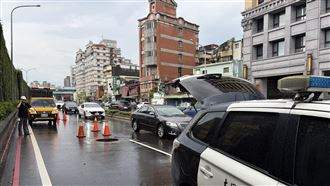 暴雨狂炸雙北！北市人孔蓋噴飛3車慘爆胎