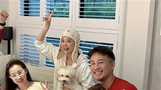 傅子純(右)去年底才在入厝趴開心合照。（圖／翻攝自傅子純臉書）