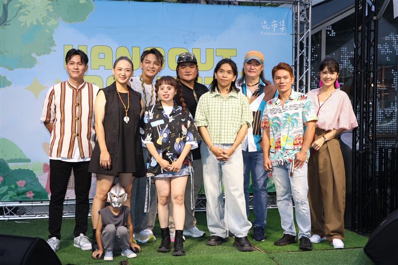 「原 Way 星球」演唱會集結Talaw 雷諾(左起)、Yinguyu Yatauyungana 高蕾雅、曾瑋中、曾宇辰、Lawis Aow 高金龍、Arase 阿拉斯、Chalaw Basiwali 查勞・巴西瓦里、Suming 舒米恩。(圖/記者鄭孟晃攝影)