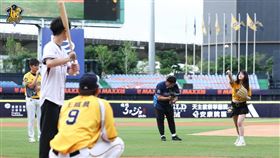 中職「國民情侶」真的開球了！一票球迷笑翻：比黃仁勳還準（圖／翻攝自兄弟Fans Club臉書）