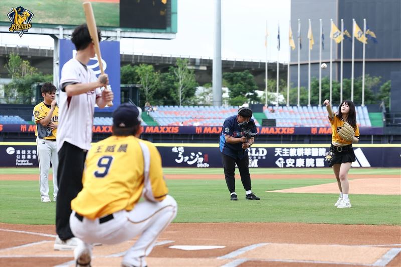 中職「國民情侶」真的開球了!一票球迷笑翻:比黃仁勳還準(圖/翻攝自兄弟Fans Club臉書)